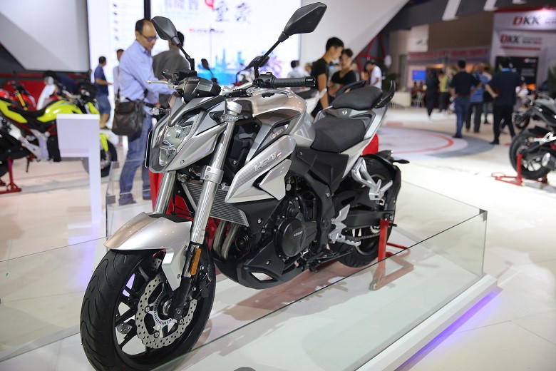 hang-xe-trung-quoc-ra-mat-mau-xe-loncin-hr7-phien-ban-nhai-honda-cb500f