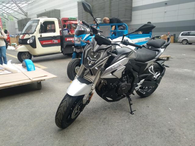 hang-xe-trung-quoc-ra-mat-mau-xe-loncin-hr7-phien-ban-nhai-honda-cb500f