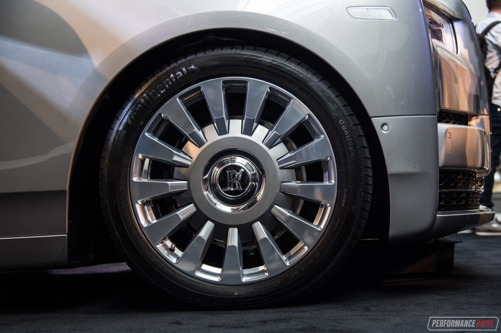 ve-dep-sang-chanh-cua-rolls-royce-phantom-2018-gia-17-ty-dong-tai-xu-so-kangaroo