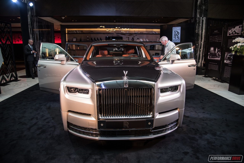 ve-dep-sang-chanh-cua-rolls-royce-phantom-2018-gia-17-ty-dong-tai-xu-so-kangaroo