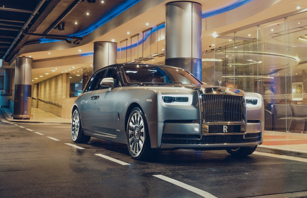 ve-dep-sang-chanh-cua-rolls-royce-phantom-2018-gia-17-ty-dong-tai-xu-so-kangaroo