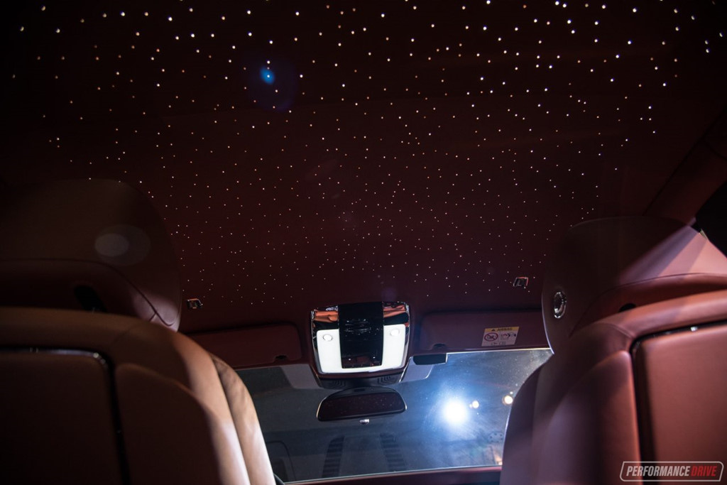 ve-dep-sang-chanh-cua-rolls-royce-phantom-2018-gia-17-ty-dong-tai-xu-so-kangaroo