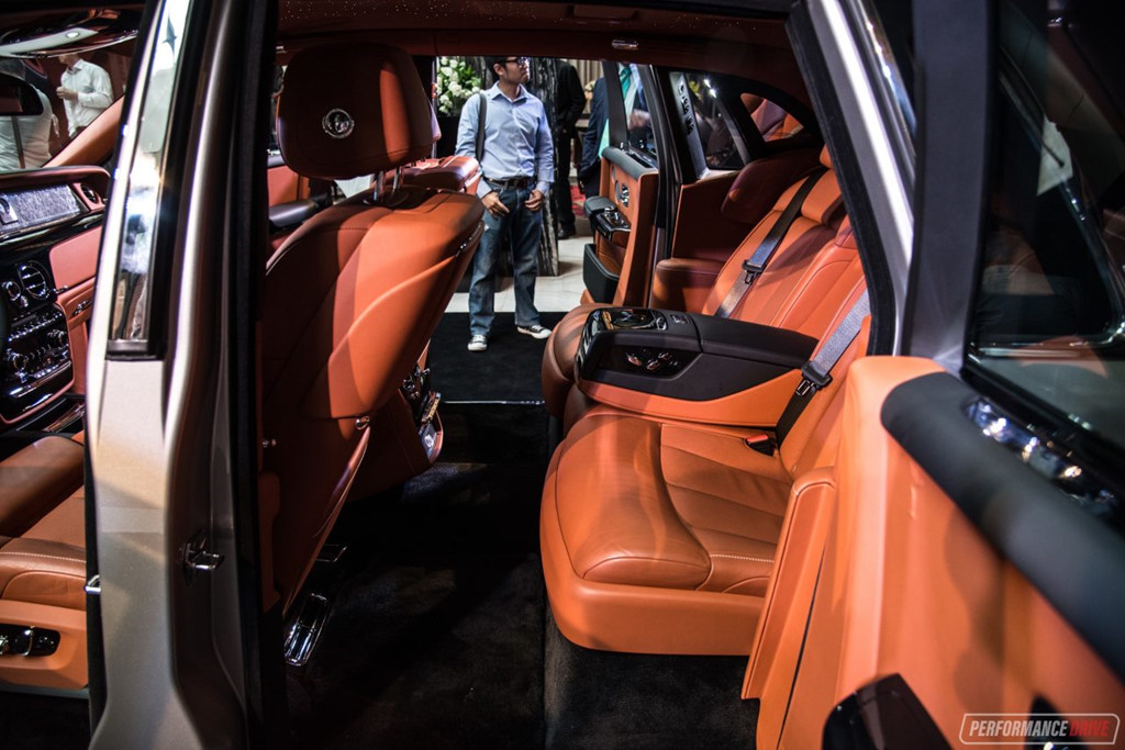 ve-dep-sang-chanh-cua-rolls-royce-phantom-2018-gia-17-ty-dong-tai-xu-so-kangaroo