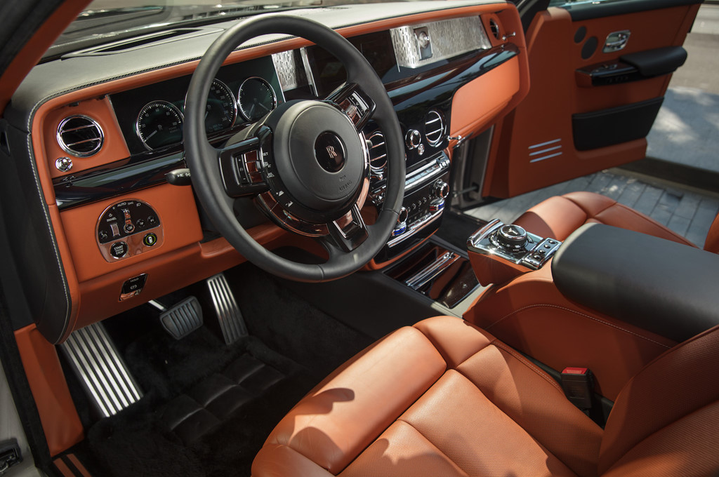 ve-dep-sang-chanh-cua-rolls-royce-phantom-2018-gia-17-ty-dong-tai-xu-so-kangaroo