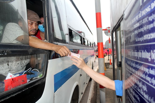 bot-tuyen-tranh-bien-hoa-nong-vi-tai-xe-tra-tien-le-qua-tram