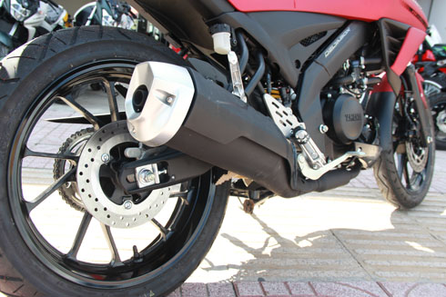 xe-con-tay-yamaha-fz150i-2017-ve-viet-nam-hon-70-trieu-dong-co-gi-hay