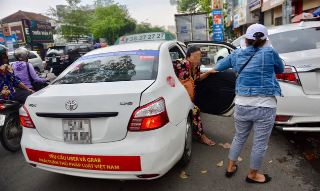 taxi-truyen-thong-dan-bieu-ngu-phan-phao-uber-grab-hiep-hoi-van-tai-ha-noi-noi-gi