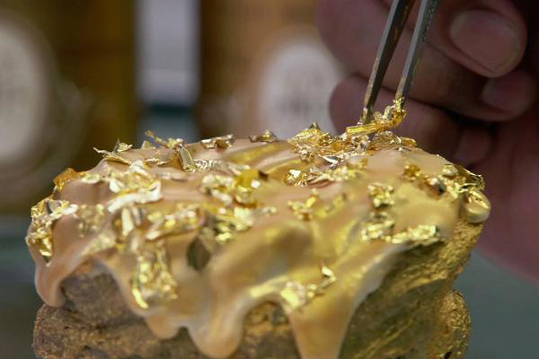 golden-cristal-ube-banh-ran-dat-vang-dat-nhat-the-gioi-duoc-giao-hang-bang-xe-rolls-royce