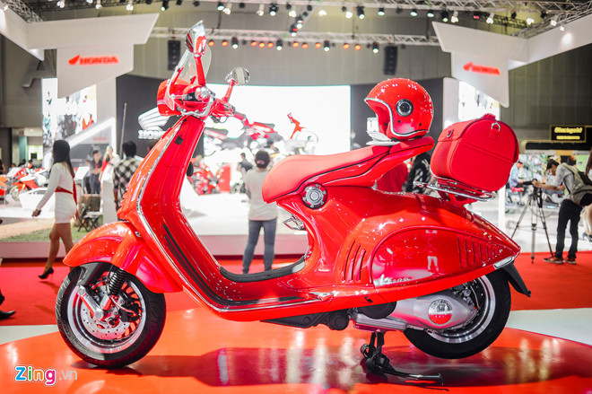 me-man-voi-ve-dep-cua-xe-tay-ga-vespa-946-red-gia-hon-400-trieu-tai-viet-nam