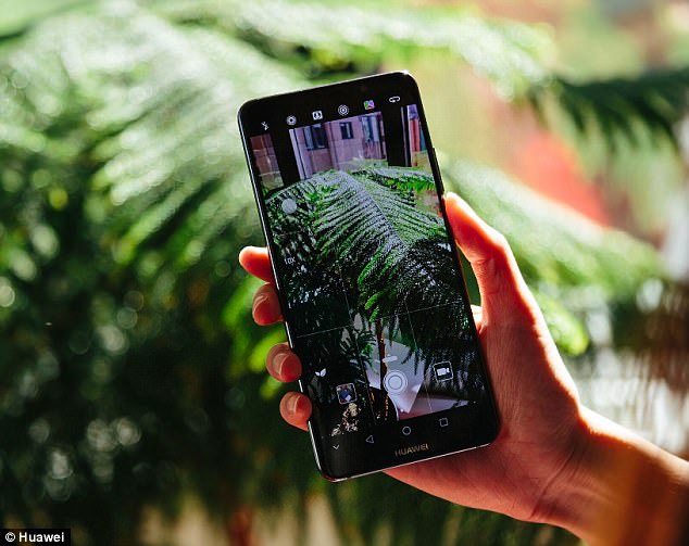 dau-voi-iphone-8-va-galaxy-s8-huawei-ra-mat-2-dien-thoai-sieu-dinh-moi