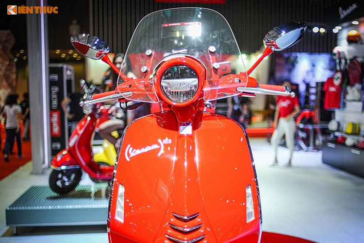 me-man-voi-ve-dep-cua-xe-tay-ga-vespa-946-red-gia-hon-400-trieu-tai-viet-nam me-man-voi-ve-dep-cua-xe-tay-ga-vespa-946-red-gia-hon-400-trieu-tai-viet-nam