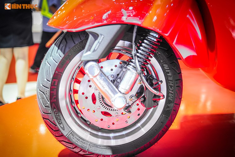 me-man-voi-ve-dep-cua-xe-tay-ga-vespa-946-red-gia-hon-400-trieu-tai-viet-nam me-man-voi-ve-dep-cua-xe-tay-ga-vespa-946-red-gia-hon-400-trieu-tai-viet-nam