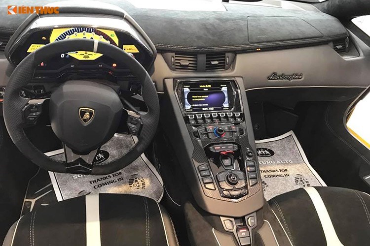 lamborghini-aventador-sv-roadster-mui-tran-gia-39-ty-dong-bat-ngo-xuat-hien-tren-duong-pho