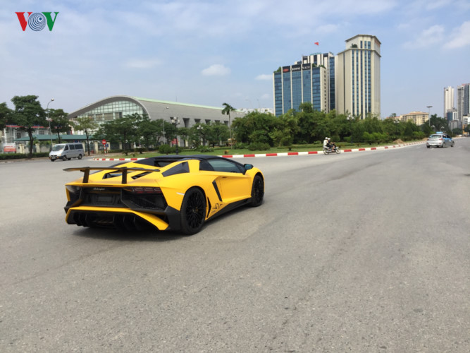 lamborghini-aventador-sv-roadster-mui-tran-gia-39-ty-dong-bat-ngo-xuat-hien-tren-duong-pho