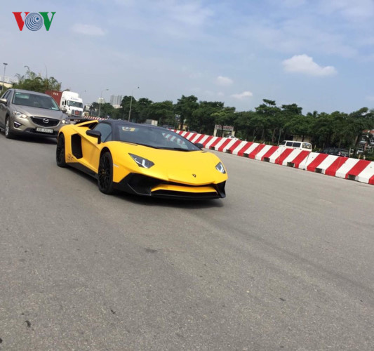 lamborghini-aventador-sv-roadster-mui-tran-gia-39-ty-dong-bat-ngo-xuat-hien-tren-duong-pho lamborghini-aventador-sv-roadster-mui-tran-gia-39-ty-dong-bat-ngo-xuat-hien-tren-duong-pho
