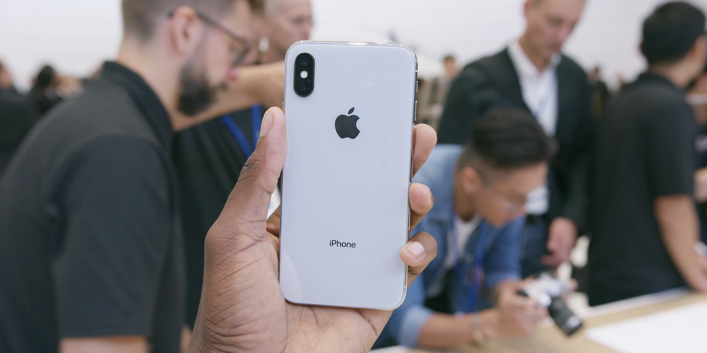 iphone-x-het-veo-trong-vai-phut-sau-phien-mo-ban-online