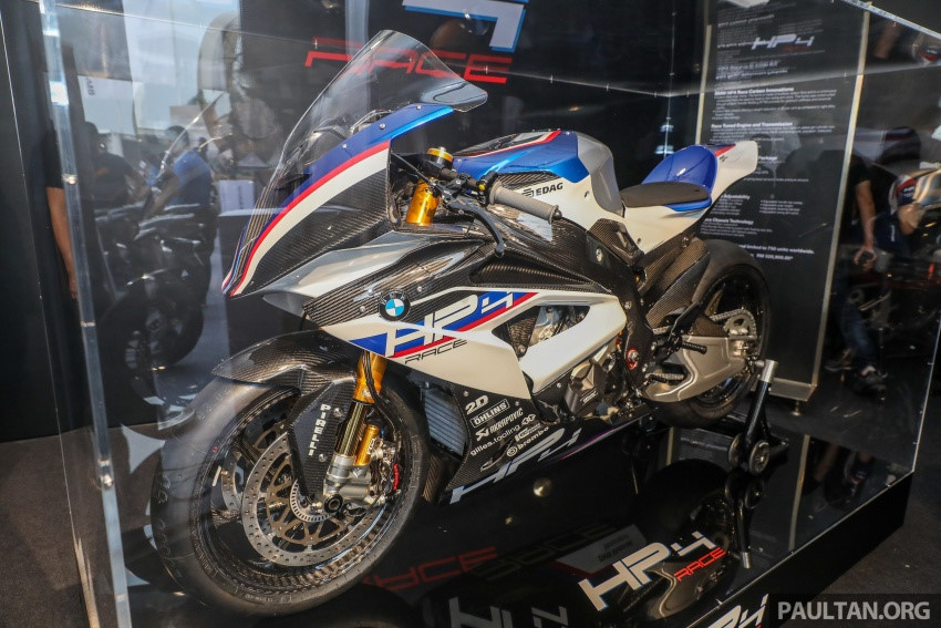 sieu-mo-to-bmw-hp4-race-voi-gai-gan-28-ty-tai-malaysia-hap-dan-co-nao
