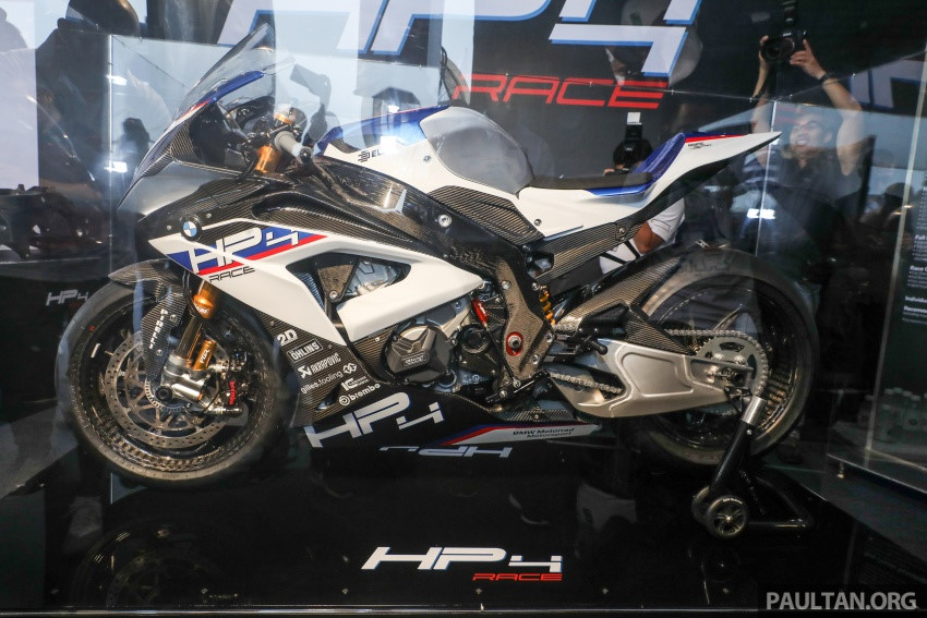 sieu-mo-to-bmw-hp4-race-voi-gai-gan-28-ty-tai-malaysia-hap-dan-co-nao
