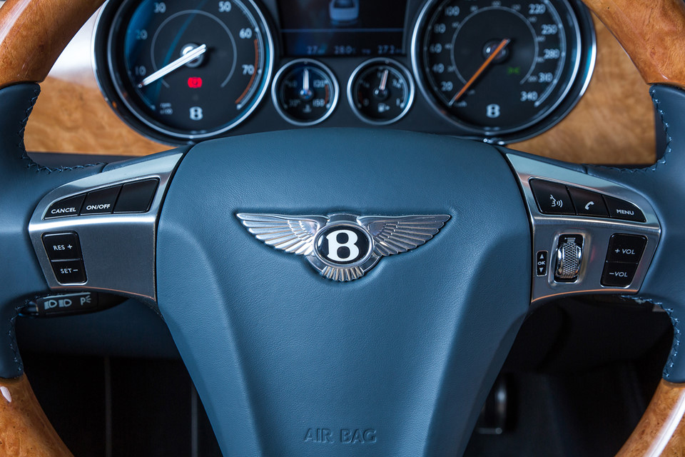 chiem-nguong-xe-sieu-sang-hang-doc-tai-viet-nam-bentley-flying-spur