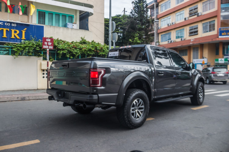 bat-gap-sieu-ban-tai-ford-f-150-raptor-mau-doc-tai-tphcm