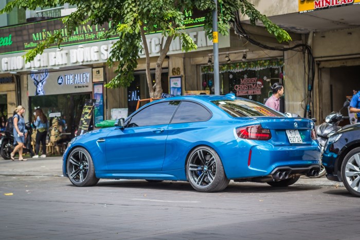 bmw-m2-do-dinan-hut-moi-anh-nhin-tren-duong-pho-tphcm