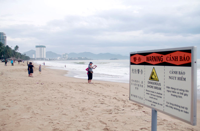 tam-bien-nha-trang-4-du-khach-nuoc-ngoai-bi-cuon-troi