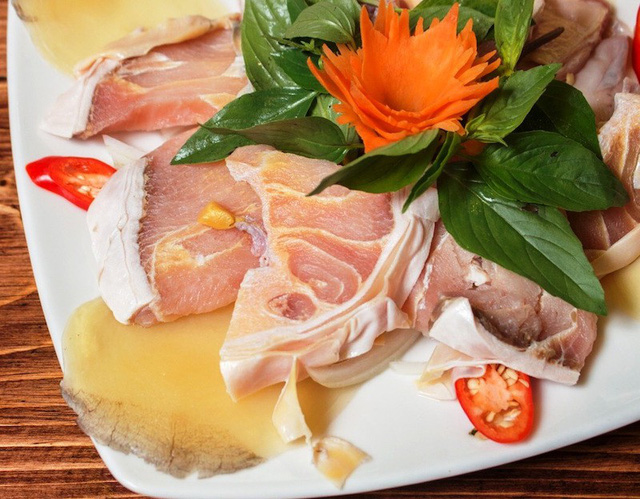 dai-gia-viet-manh-tay-chi-tien-san-ca-ho-khung-lam-tiec-don-tet