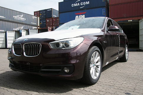 can-canh-hon-100-xe-sang-bmw-nam-phu-bui-o-cang-tphcm