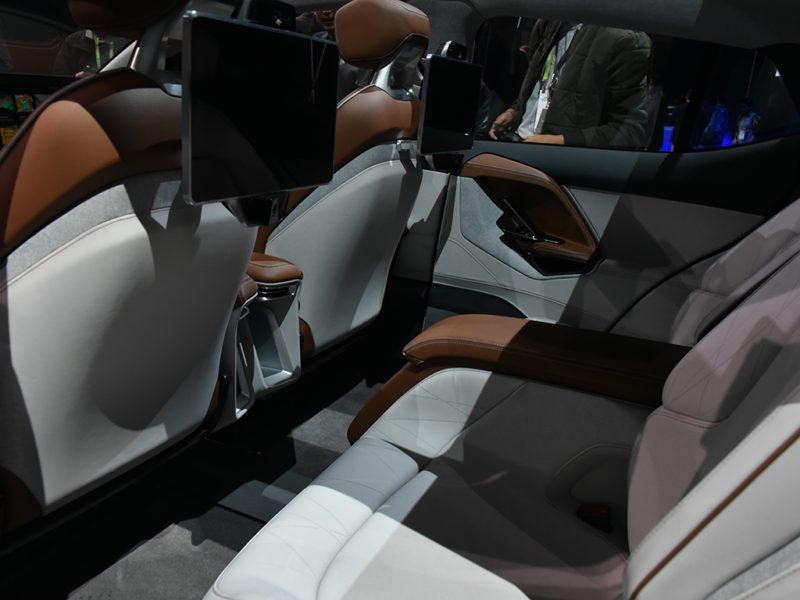 suv-dien-trung-quoc-co-man-hinh-rieng-cho-ghe-sau-moi-ra-mat-co-gi-dac-biet
