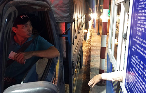 tai-xe-dung-o-to-qua-5-phut-tai-tram-thu-phi-bot-se-bi-phat-nang