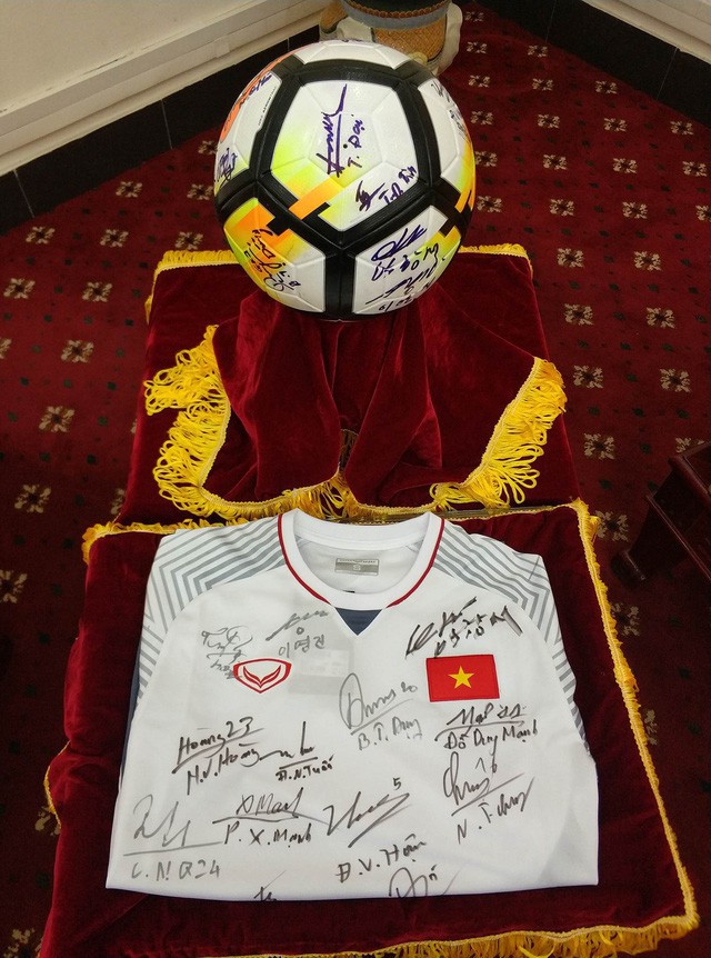 tiet-lo-danh-tinh-dai-gia-viet-chi-20-ty-mua-ao-va-bong-u23-tang-thu-tuong