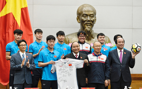 tiet-lo-danh-tinh-dai-gia-viet-chi-20-ty-mua-ao-va-bong-u23-tang-thu-tuong
