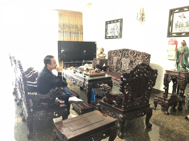 chiem-nguong-bo-ban-ghe-thap-that-long-tra-ngay-5-ty-chu-nhan-van-khong-ban