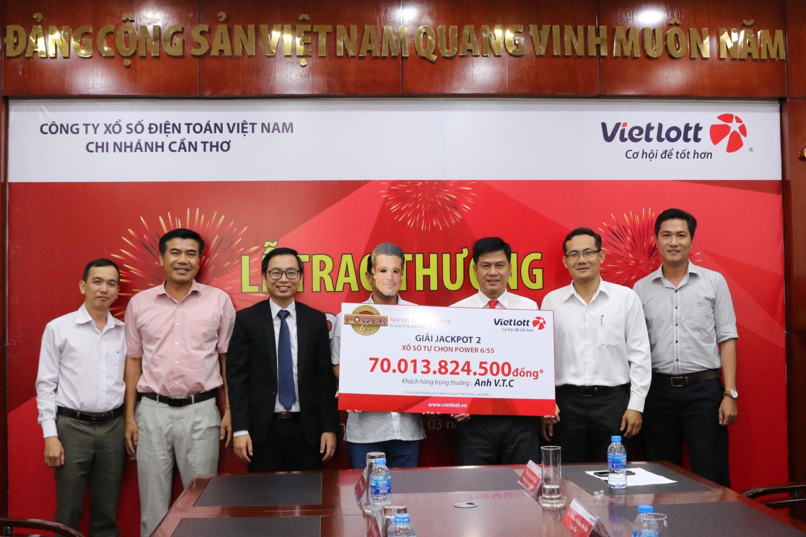 xo-so-vietlott-chu-nhan-giai-jackpot-2-ky-luc-deo-mat-na-nhan-hon-70-ty-dong