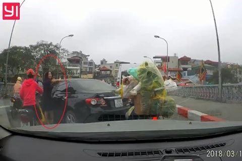 su-that-than-phan-nguoi-phu-nu-quay-nguoc-o-to-tren-cau-gay-bao-mang