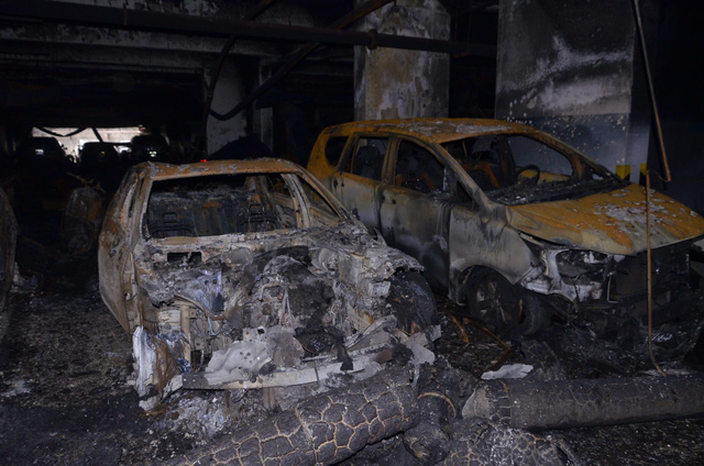 can-canh-loat-o-to-sang-mercedes-lexus-chay-den-tan-chay-trong-ham-chung-cu-carinaplaza can-canh-loat-o-to-sang-mercedes-lexus-chay-den-tan-chay-trong-ham-chung-cu-carinaplaza