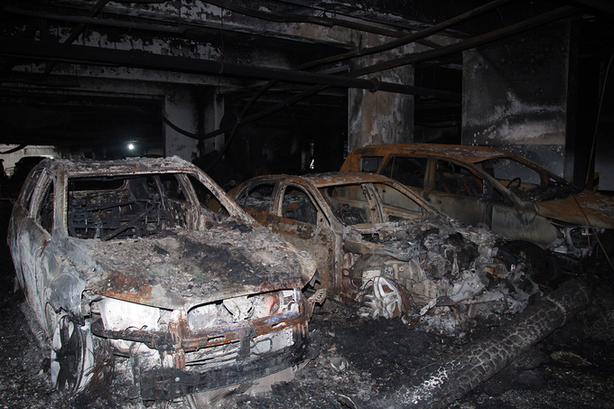 can-canh-loat-o-to-sang-mercedes-lexus-chay-den-tan-chay-trong-ham-chung-cu-carinaplaza can-canh-loat-o-to-sang-mercedes-lexus-chay-den-tan-chay-trong-ham-chung-cu-carinaplaza