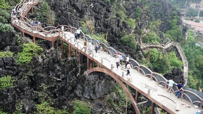 can-canh-cong-nhan-pha-do-duong-len-nui-gan-2000-bac-dai-1km-o-trang-an