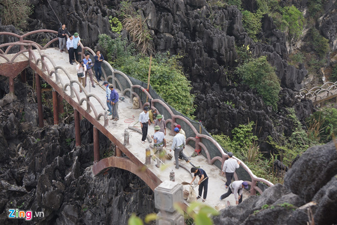 can-canh-cong-nhan-pha-do-duong-len-nui-gan-2000-bac-dai-1km-o-trang-an