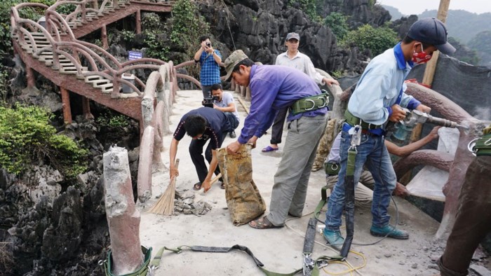 can-canh-cong-nhan-pha-do-duong-len-nui-gan-2000-bac-dai-1km-o-trang-an