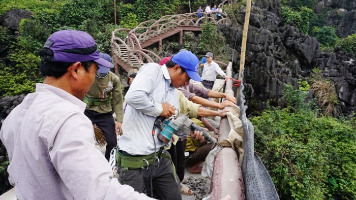 can-canh-cong-nhan-pha-do-duong-len-nui-gan-2000-bac-dai-1km-o-trang-an