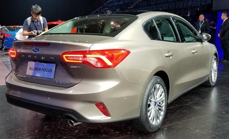 tan-mat-o-to-ford-focus-2019-moi-dep-long-lanh-gia-tu-385-trieu-dong