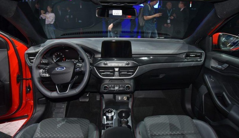 tan-mat-o-to-ford-focus-2019-moi-dep-long-lanh-gia-tu-385-trieu-dong