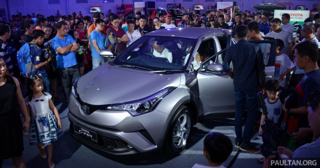 dong-nguoi-do-xo-di-xem-chiec-o-to-moi-nay-cua-toyota-nhung-honda-lai-vui-nhat