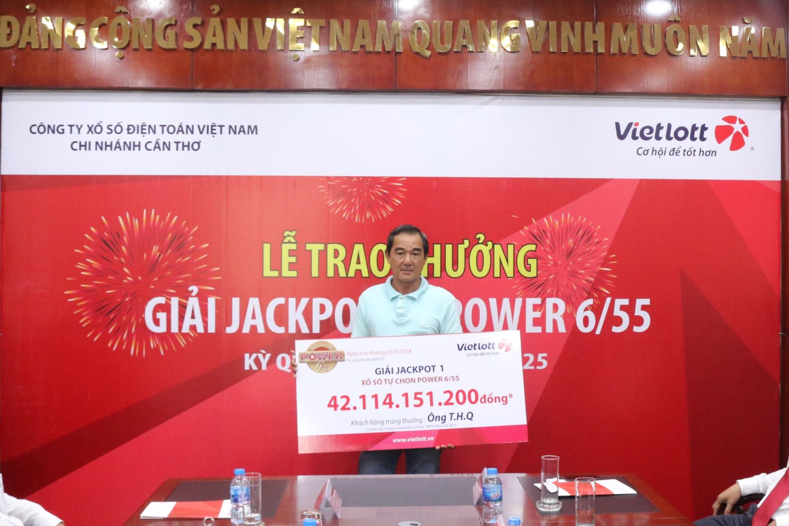 xo-so-vietlott-khach-hang-can-tho-cong-khai-hinh-anh-khi-nhan-thuong-42-ty-dong