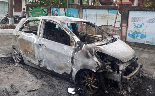 dieu-tra-vu-viec-xe-o-to-cua-su-tru-tri-bat-ngo-boc-chay-du-doi-trong-san-truong-mam-non