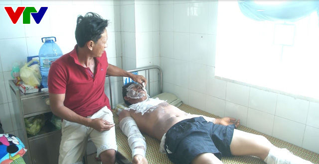 quang-ngai-tau-ca-bat-ngo-boc-chay-du-doi-chim-giua-bien-2-ngu-dan-bi-bong
