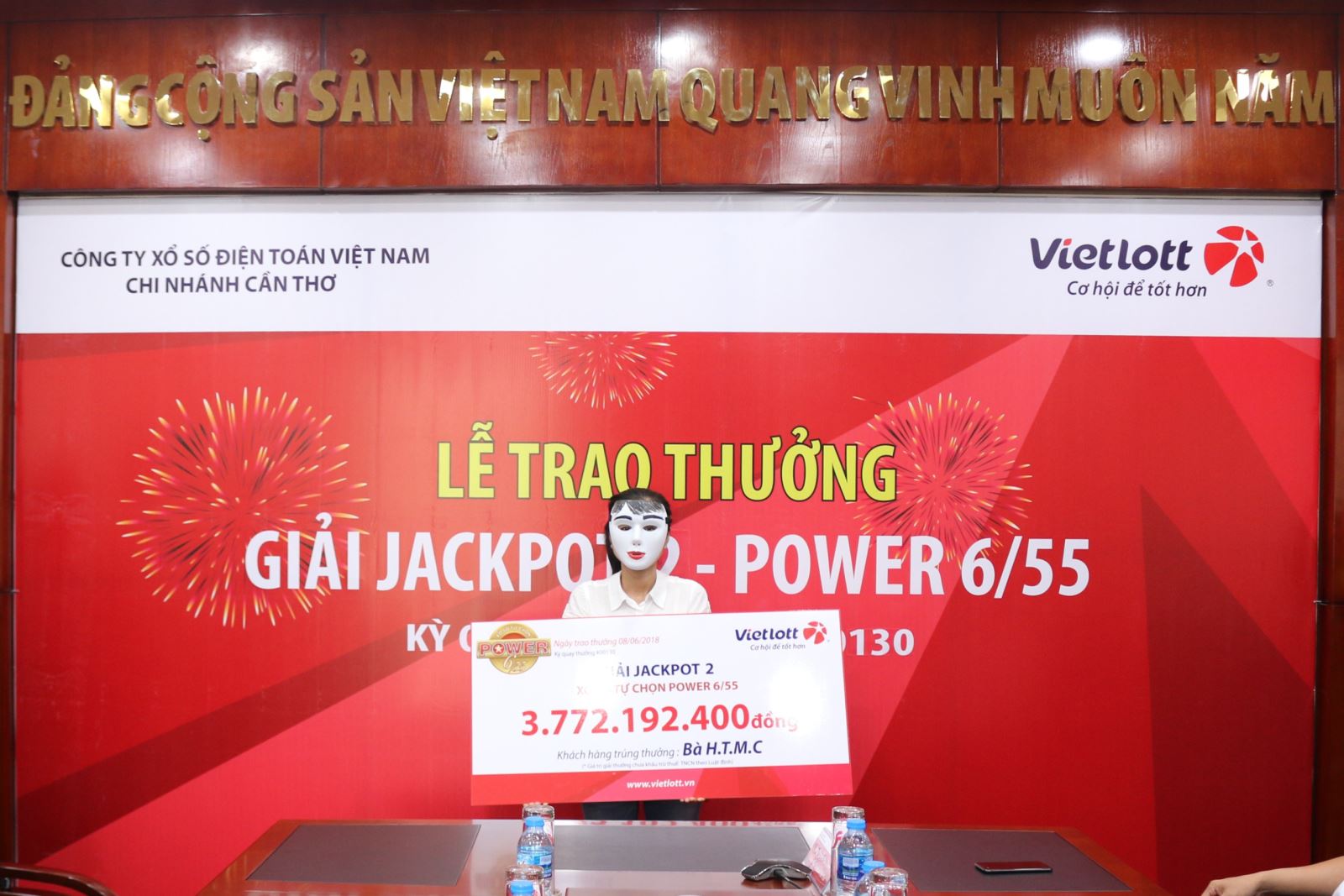 xo-so-vietlott-ghe-mua-ve-khi-di-du-tiec-nu-tieu-thuong-vinh-long-linh-giai-37-ty