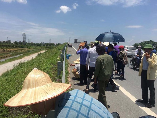 hai-co-gai-tren-bat-thuong-tren-cau-o-hung-yen-phat-hien-mot-camera-co-the-ghi-ro-su-viec