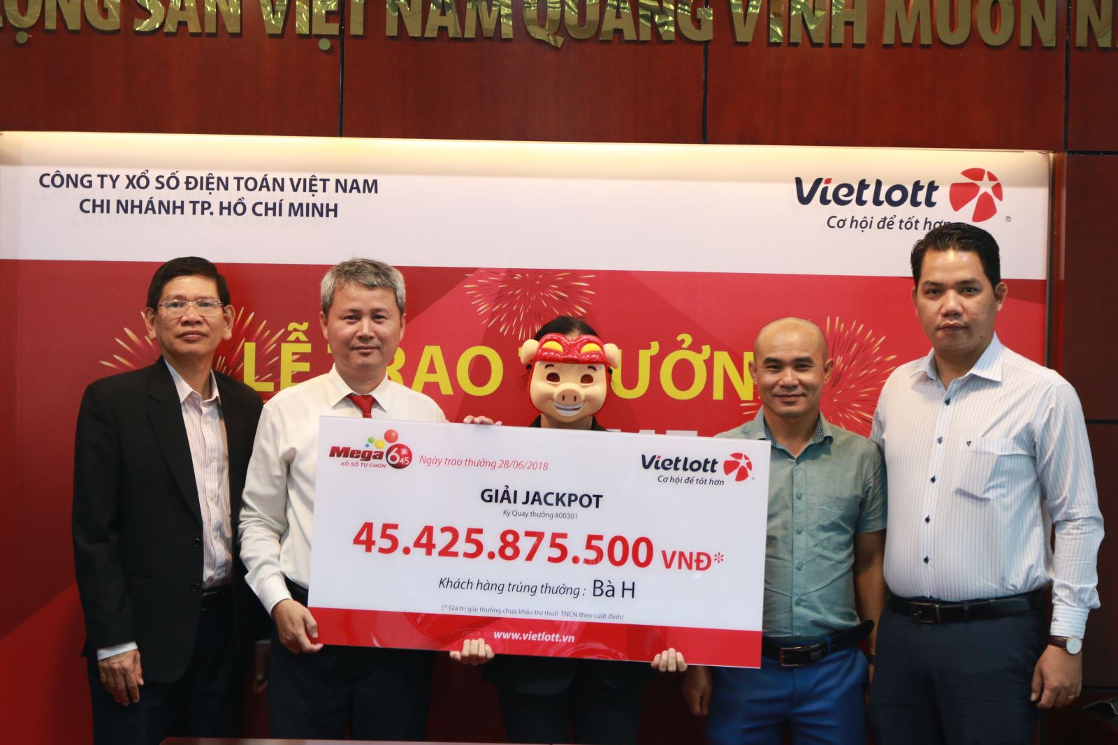 xo-so-vietlott-mua-ve-so-khi-di-dao-pho-ba-noi-tro-linh-giai-hon-45-ty-dong
